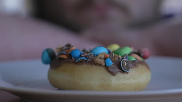 砂糖食品から断食をする者 一人のぽっちゃり男とプレート上のドーナツの閉鎖のスナックを見て — ストック動画