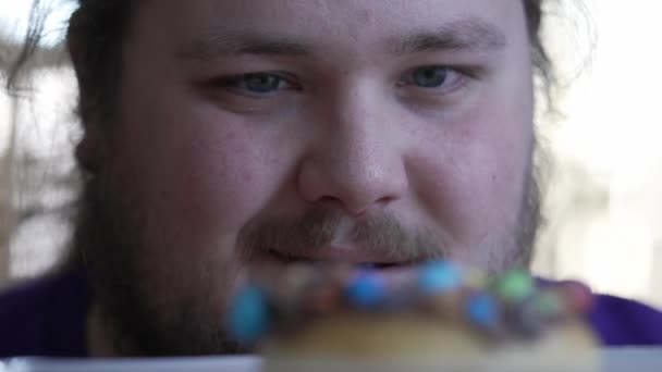 Ein Dicker Mann Vor Einem Donut Der Snacks Auf Teller — Stockvideo