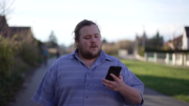 One Upset Man Receiving Bad News Cellphone While Walking Street — Vídeos de Stock