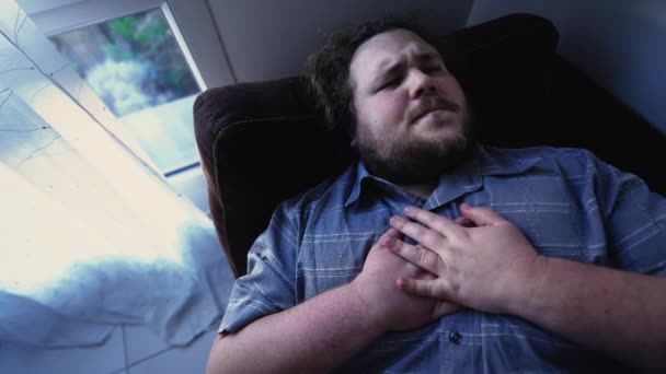 Одного Толстяка Проблемы Сердцем Лежит Дома Диване Страдает Боли Груди — стоковое видео
