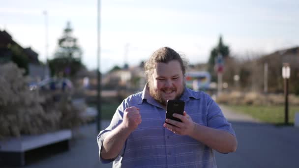 Jedna Podekscytowana Osoba Trzymająca Telefon Komórkowy Świętujący Sukces Otrzymaniu Pozytywnego — Wideo stockowe