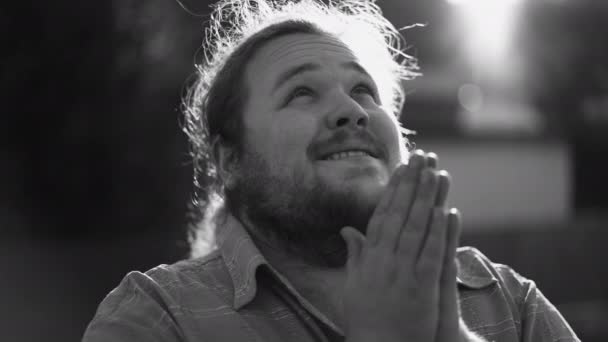 一个充满希望的年轻人 穿着单色的黑白相间的衣服在外面向上帝祈祷 — 图库视频影像