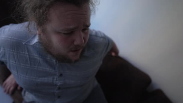Jeune Homme Surpoids Souffrant Problèmes Santé Maison Une Grosse Personne — Video
