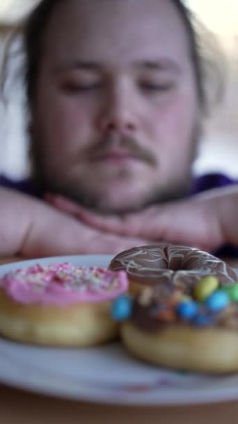 Man Voor Donuts Bord Iemand Die Koolhydraten Wil Eten Verleidingsconcept — Stockvideo