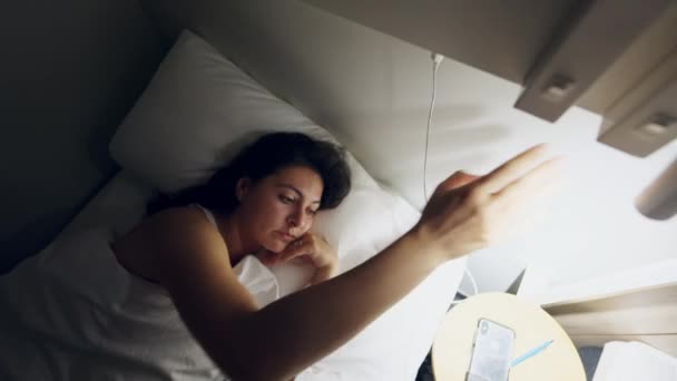 Mujer Acostada Cama Por Noche Incapaz Dormir Persona Encendiendo Luz — Vídeos de Stock