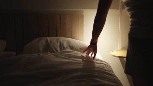 Junger Mann Liegt Nachts Bett Und Schläft Ein Männliche Person — Stockvideo