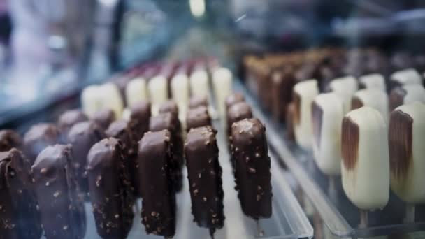 Chocolade Vanille Stick Ijs Tentoongesteld Straat Achter Koelkast Glas — Stockvideo