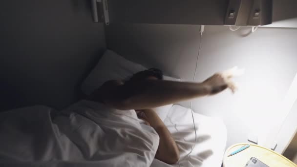 Zmęczona Kobieta Włącza Lampę Nocną Nie Może Spać Osoba Zestresowana — Wideo stockowe