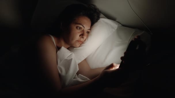 Жінка Вимикає Мобільний Телефон Ліжку Вночі Людина Вимкне Світло Ввечері — стокове відео