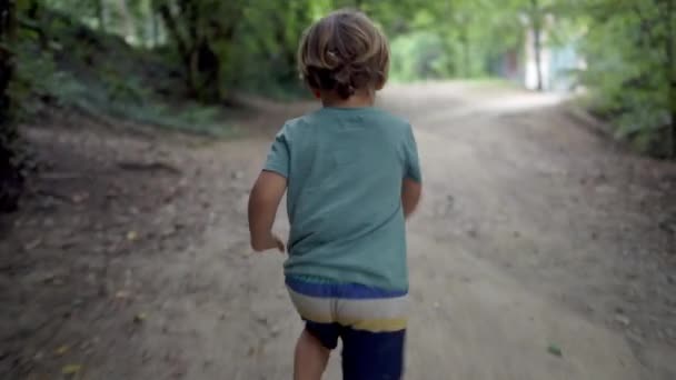 Niño Corriendo Aire Libre Pequeño Niño Activo Haciendo Ejercicio Naturaleza — Vídeos de Stock