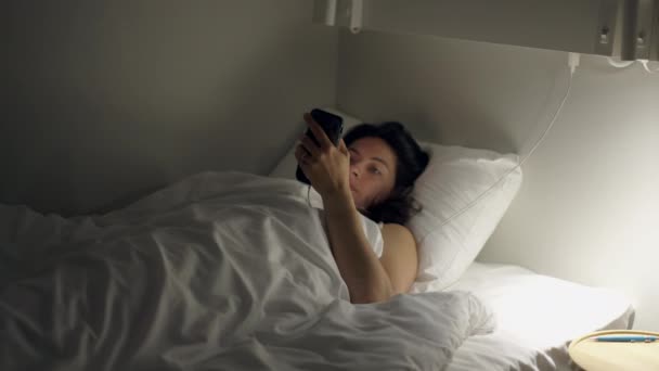 Mujer Mirando Dispositivo Móvil Acostado Cama Por Noche Persona Femenina — Vídeos de Stock