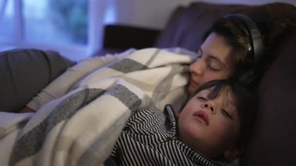 Маленький Хлопчик Матір Дивані Дитина Спить Батьком Дивані Спокійний Сон — стокове відео