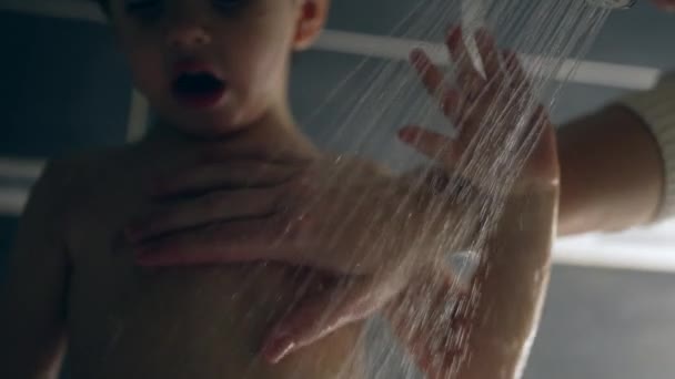 Chuvando Criança Durante Rotina Estilo Vida Doméstico Menino Banho — Vídeo de Stock