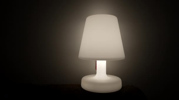 Egy Lámpa Világít Sötétben Éjjeli Lámpa — Stock videók