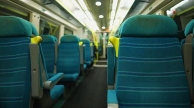 Boş tren koltuklarının içi. Modern Avrupa yolcu koltuğunda kimse yok