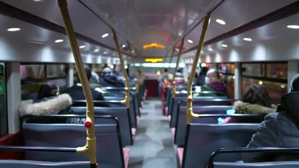 Tył Autobusu Pasażerami Nocy Londynie Tradycyjnego Transportu Osoby Dojeżdżające Pracy — Wideo stockowe