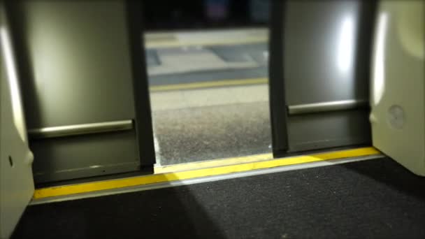Otwarcie Drzwi Pociągu Transporcie Publicznym — Wideo stockowe