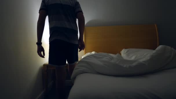 Personne Qui Coucher Dormir Homme Couche Éteint Lumière Côté Chevet — Video