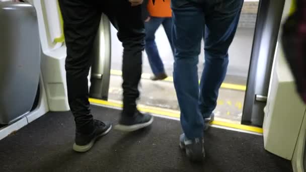 Nogi Pasażerów Wychodzących Metra Transporcie Podziemnym — Wideo stockowe