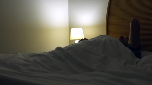 Bărbat Trezeşte Ridicându Din Pat Miezul Nopţii Trezeşte Devreme Dimineaţa — Videoclip de stoc