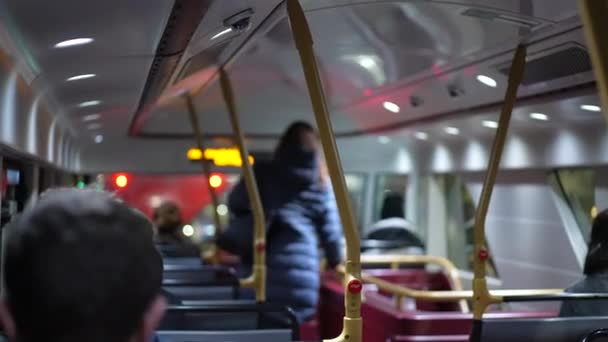 Autobus Pasażerami Nocy Londynie Tradycyjny Transport Osoby Dojeżdżające Pracy Pracy — Wideo stockowe