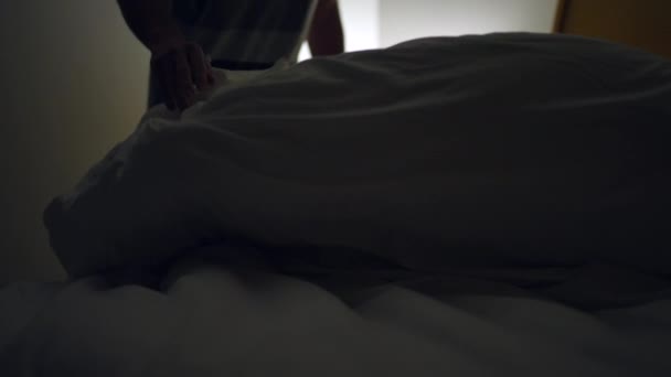 Person Die Ins Bett Geht Und Schläft Mann Legt Sich — Stockvideo