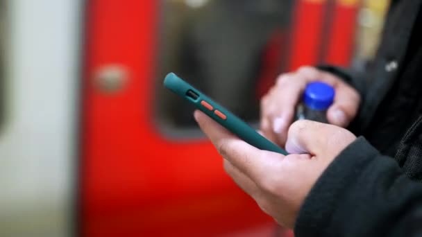 Seseorang Memegang Perangkat Smartphone Platform Kereta Api Subway Metro Tiba — Stok Video
