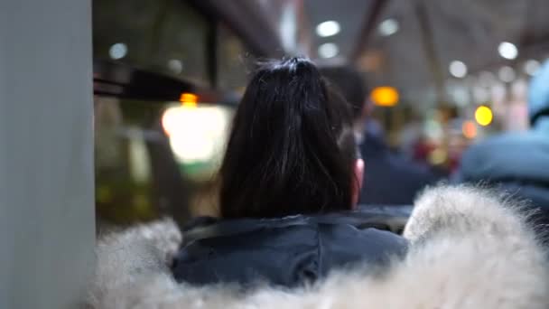 Заднем Сиденье Пассажирки Путешествующей Внутри Автобусного Транспорта Ночью Женщина Транспортном — стоковое видео