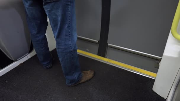 Jambes Personne Attendant Par Porte Métro Dans Transport Souterrain Passager — Video