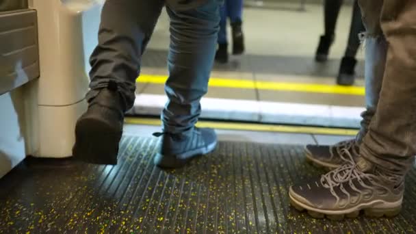 Pasajeros Piernas Caminando Por Puerta Del Metro Transporte Subterráneo — Vídeos de Stock