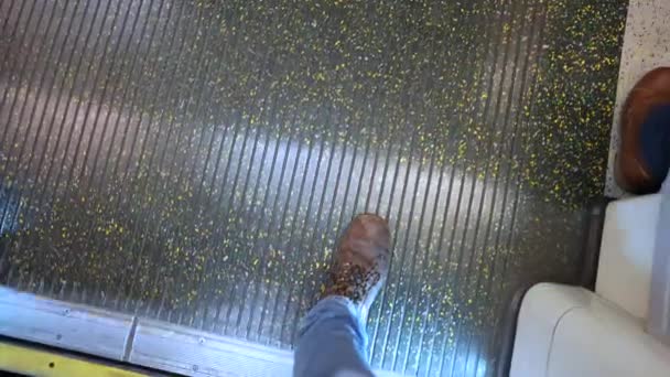 Nogi Pasażerów Wchodzących Przez Drzwi Metra Transporcie Podziemnym — Wideo stockowe