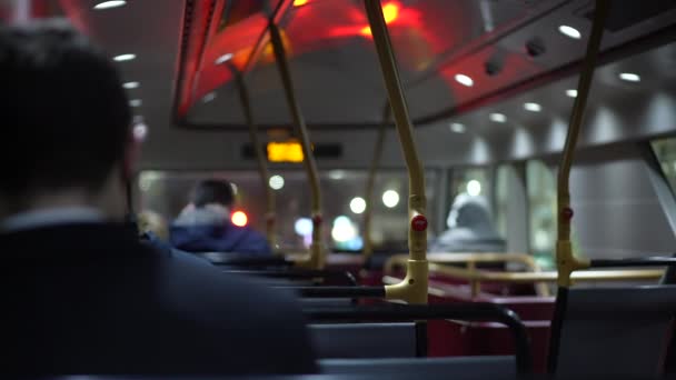 Λεωφορείο Επιβάτες Βράδυ Στο Λονδίνο Παραδοσιακή Μεταφορά Άνθρωποι Μετακινούνται Μετά — Αρχείο Βίντεο