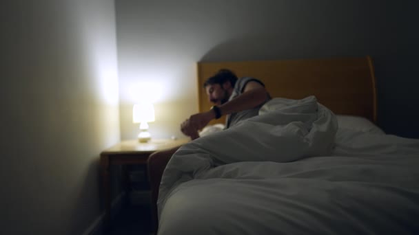 Hombre Despertando Levantándose Cama Medio Noche Despierta Temprano Por Mañana — Vídeo de stock