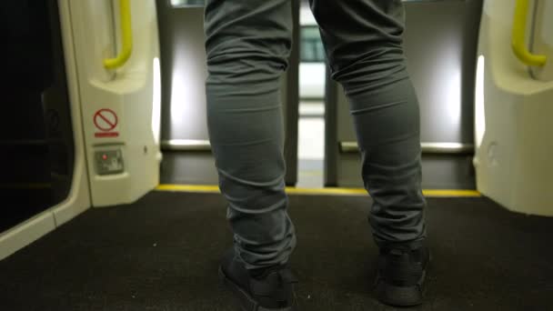 Nogi Osoby Opuszczającej Pociąg Metra Peronie Zamknij Nogi Wyjściu Transportu — Wideo stockowe