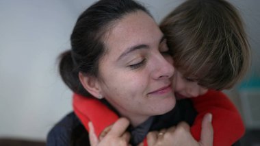 Anne ve çocuk sevgisi ilişkisi. Ebeveyn ve küçük çocuk kucaklaşır. Gerçek hayatta anne ve çocuk sarılır.