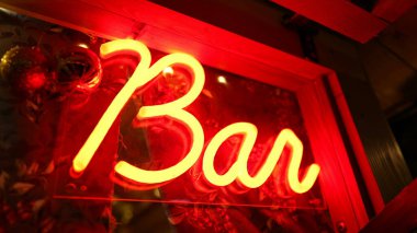 Gece giriş kapısında parlayan barın floresan ışığı. Red Bar reklamcılık işi karanlıkta parlıyor.