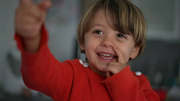 幸せな少年の自発的な笑い 楽しい子供の肖像画笑っている 本物の現実の笑顔 — ストック写真