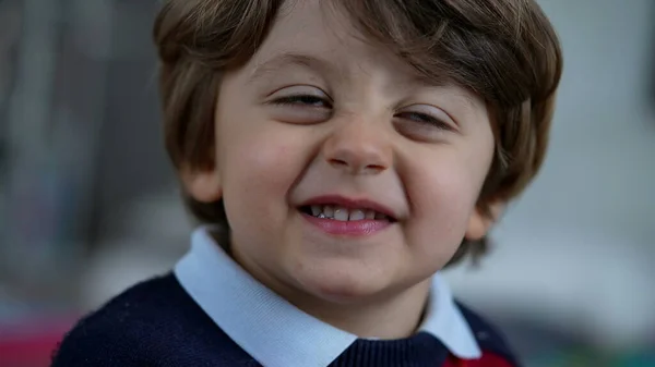 Ein Kleiner Junge Ohne Reaktion Kleines Kind Mit Ekelreaktion Verdeckt — Stockfoto