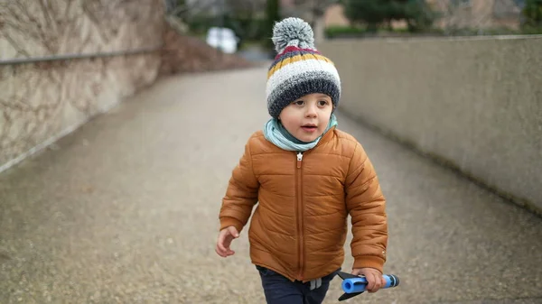 Piccolo Bambino Carino Che Corre Fuori Nel Parco Cittadino Durante — Foto Stock