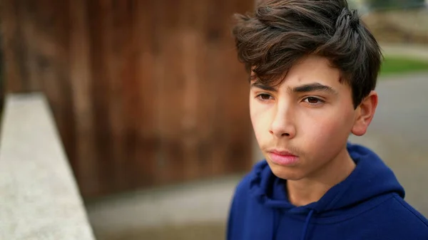 Pensive Pohledný Mladý Chlapec Detailní Tvář Kontemplativní Teenager Dítě Stojící — Stock fotografie