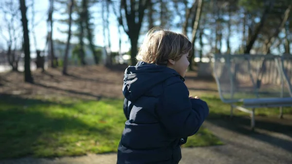 Bambino Felice Che Corre Fuori Nel Parco Durante Soleggiata Giornata — Foto Stock