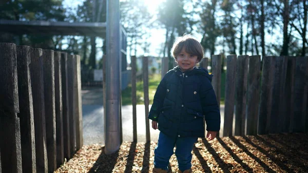 Ett Vackert Barn Med Vinterjacka Står Ute Stadsparken Solig Dag — Stockfoto