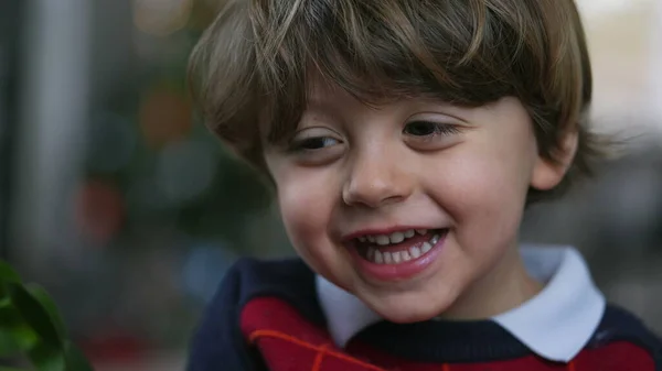 Seorang Anak Manis Yang Bahagia Tertawa Dan Tersenyum Wajah Dekat — Stok Foto