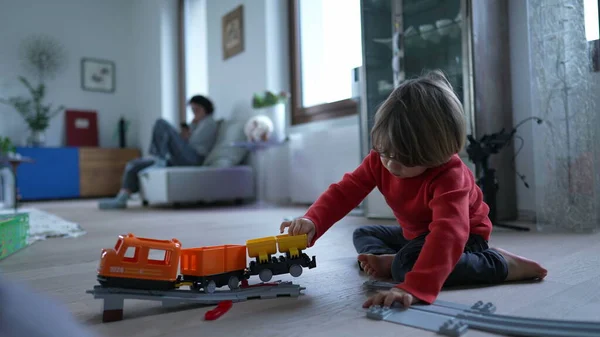 Çocuk Modern Oturma Odasında Tren Oyuncağıyla Oynuyor Küçük Çocuk Hediye — Stok fotoğraf