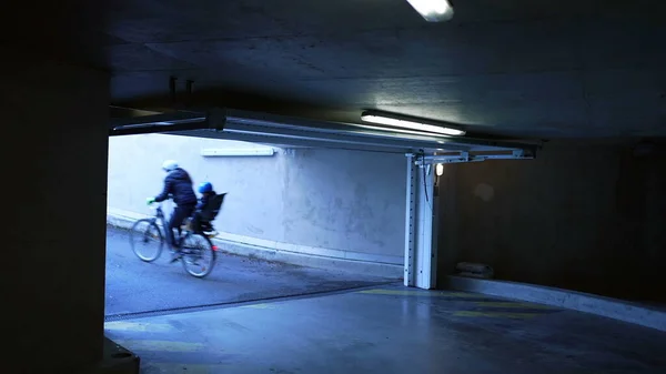 Відкриття Автоматичних Підземних Гаражних Воріт Мати Виїжджає Дому Дитячим Велосипедом — стокове фото