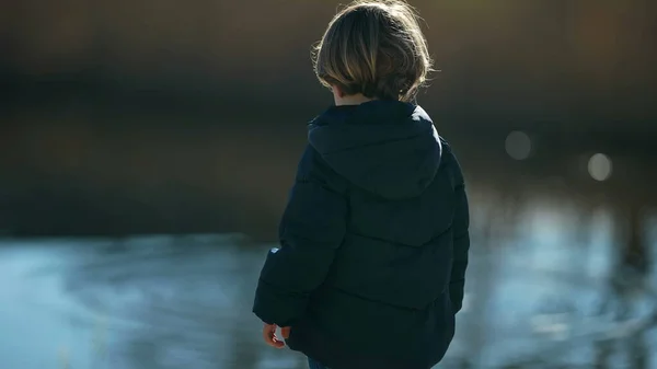 Задний Двор Ребенка Гуляющего Парке Один Маленький Мальчик Куртке Прогуливается — стоковое фото