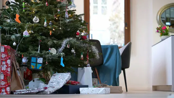 Traditional Christmas Tree Winter Season Presents Underneat Home Interior Holidays — Zdjęcie stockowe