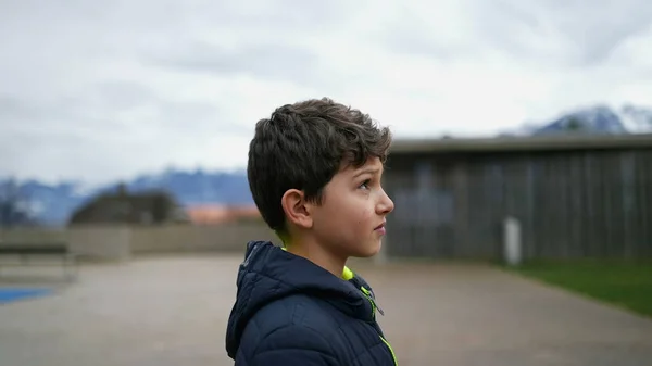 Kontemplativ Ung Pojke Tittar Upp Mot Himlen Stiliga Barn Som — Stockfoto
