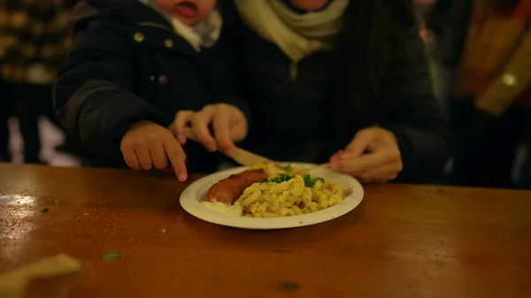 Μητέρα Και Παιδί Τρώνε Τρόφιμα Χειμώνα Χριστουγεννιάτικη Αγορά Κατά Την — Φωτογραφία Αρχείου