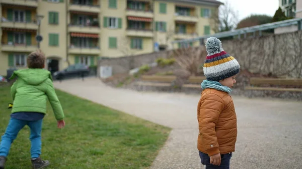 Bambino Piccolo Piedi Parco Della Città Con Indosso Vestiti Invernali — Foto Stock